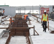 construction des rails accueillant les grues portuaires